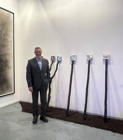 José Luis Lorenzo con "Apuntalamiento o cómo sostener el monte" (2024), de Florencia Sadir, en W