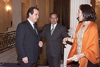 El entonces ministro de Economía del gobierno de Fernando De la Rúa, José Luis Machinea, con el entonces embajador estadounidense, Manuel Rocha, y su esposa