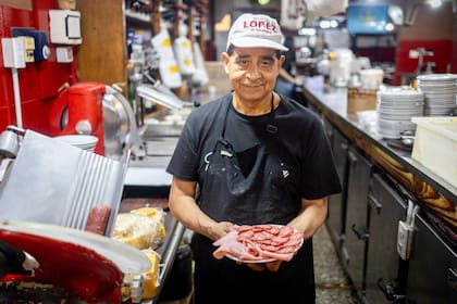 "José Luis Medina, el fiambrero, es el alma del local. Él controla la calidad del jamón crudo, de los quesos, de cada producto que sale en las picadas"
