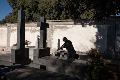 José Luis Ortiz barre en el cementerio donde está enterrado Francisco Franco, en las afueras de Madrid, en noviembre de 2025.
