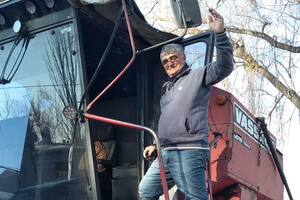 José Luis Tardivo con la cosechadora que recuperó ocho años después de haber sido estafado al venderla