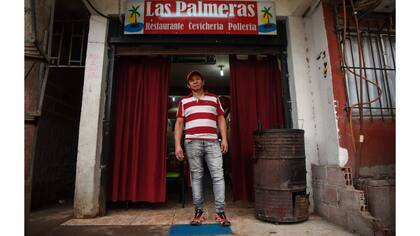 José Luis Zapata posa en su restaurante de la Villa 31 en Buenos Aires, Argentina