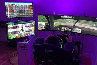 Un fanático de los videojuegos pasó del simulador a la pista real y ya es un campeón increíble