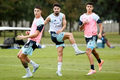 José Manuel López (del centro) convirtió el único gol del partido