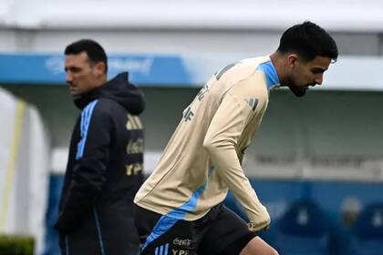 José Manuel López, durante el entrenamiento de la selección argentina en Miami este último lunes; detrás Lionel Scaloni