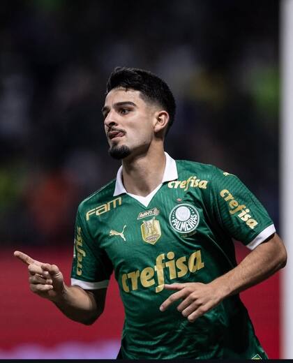 José Manuel López, el mejor delantero argentino valorado en la lista.