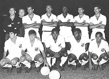 El glorioso Santos de Pelé (abajo, segundo de derecha a izquierda)