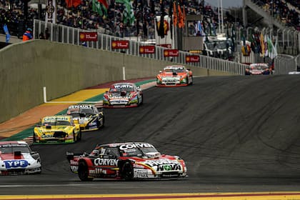 José Manuel Urcera a la cabeza del pelotón, después de largar en el puesto 42 de la grilla; ningún piloto logró avanzar tantos puestos en un autódromo en la historia del TC