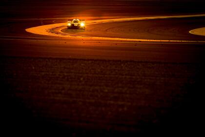 El Toyota TS050 híbrido número 7 transita el autódromo de Sakhir, donde tuvo lugar la carrera 8 Horas de Bahréin, la consagratoria para López y compañía.