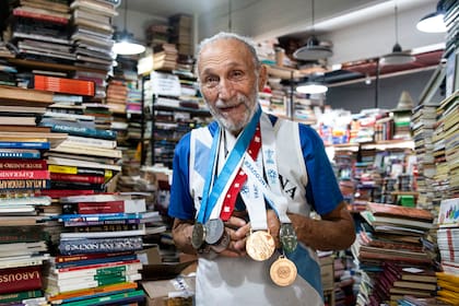 José María Berardi, librero y deportista campeón mundial de atletismo, en su librería "El Mono Sabio" de Martínez