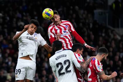 José María Giménez gana en lo alto y consigue con un estupendo cabezazo el gol de Atlético de Madrid contra Real Madrid en el Santiago Bernabéu.