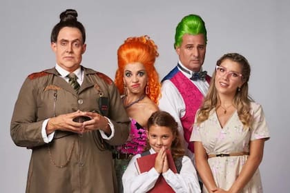 José María Listorti, con jopo verde en Matilda, el musical