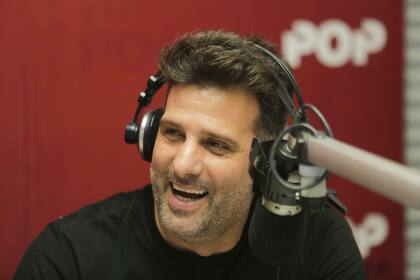 Cada tarde, José María Listorti sale al aire desde el estudio de Pop Radio