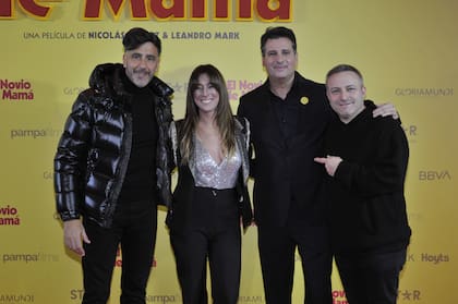 José María Listorti -uno de los grandes protagonistas de estas vacaciones de invierno con La sirenita y esta nueva comedia- posó con Dani La Chepi, Federico Hoppe y Sebastián Almada