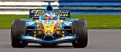 Pechito López con la inscripción del ACA en el casco y a fondo en Silverstone con un Renault de Fórmula 1, el auto con el que Fernando Alonso salió campeón en 2005; el cordobés fue piloto de pruebas de la escudería sa y en 2010 resultó elegido para ser parte del malogrado equipo USF1, que no llegó a correr.