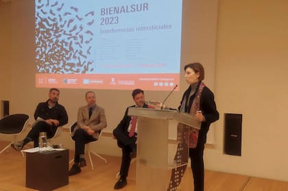 José María Luna Aguilar, director del Pompidou, los representantes de la Caixa, patrocinadores del espacio de arte, y la curadora de Bienalsur Diana Wechsler