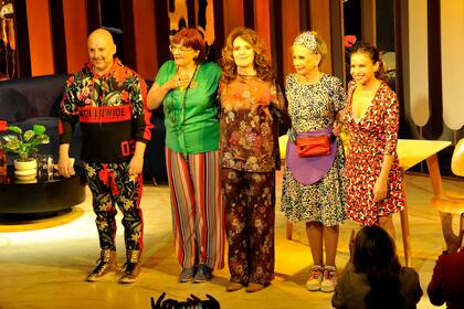 José María Muscari en el saludo final, junto a Karina K, Leonor Benedetto, Ana María Picchio y Julieta Ortega