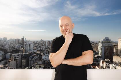 José María posa en el living de su departamento de Recoleta, ubicado en un piso 22 y con una impresionante vista de la ciudad y el Río de La Plata, en el que vive con su hijo Lucio, quien este año termina el colegio secundario