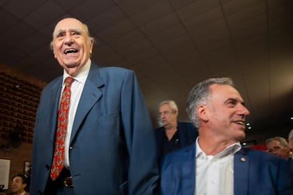 José María Sanguinetti junto al presidente Yamandú Orsi en su 90° cumpleaños