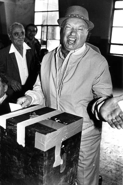José Marrone vota en 1986 en la localidad de San Isidro, donde vivía con Juanita Martínez