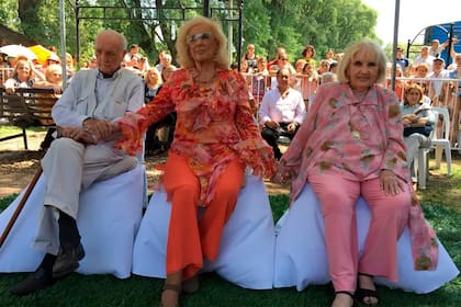 José Martínez Suárez y sus hermanas, Mirtha y Silvia, en un homenaje que les brindaron en su pueblo natal, Villa Cañás, en 2018
