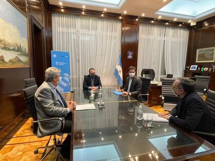 José Martins, presidente de la Bolsa de Cereales de Buenos Aires; Matías Kulfas (ministro de Desarrollo Productivo; Alejandro Shetman, jefe de Gabinete de Desarrollo Productivo y Gustavo Idígoras, presidente de Ciara-CEC. En agosto pasado se presentó el plan ganadero a referentes del CAA