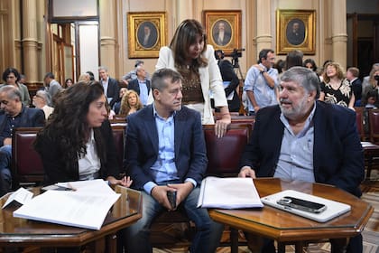 José Mayans, a la derecha, el jefe del bloque kirchnerista del Senado