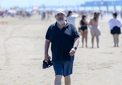 José Mayans, presidente del bloque Justicialista en el Senado, camina por una playa de Ostende