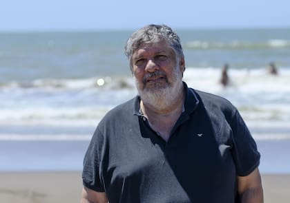 José Mayans, presidente del bloque Justicialista en el Senado, camina por una playa de Ostende