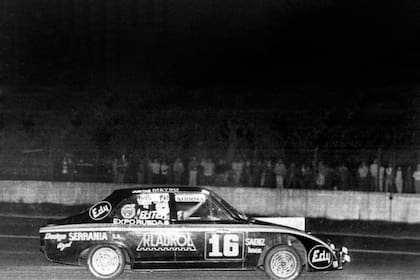José Miguel Pontoriero maneja el Dodge 1500 que triunfó el 18 de febrero de 1978 la carrera nocturna de Turismo Carretera para pilotos "No Ganadores" en el autódromo de Buenos Aires; un año después, el TC2000 realizaba su torneo presentación.
