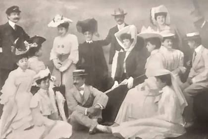 José Miguel Llobet junto a su esposa Susana Casares (de negro, en el centro), junto a amigos y parientes en Mar del Plata