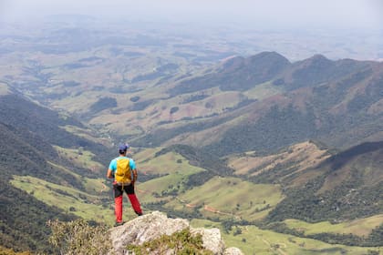 José Milton lidera el trekking hasta el pico da Bacia.