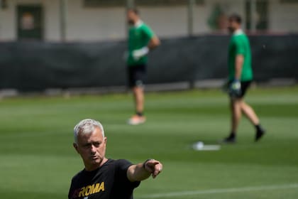 José Mourinho, ahora al mando de Roma, procura su 26º trofeo como director técnico, y uno que nadie tiene: el de la Conference League, que este miércoles tendrá su primer campeón.
