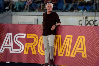José Mourinho dirige a la Roma, de Italia, pero podría recalar en París para hacerse cargo de PSG para la próxima temporada.