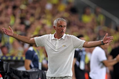 José Mourinho, durante un partido de Fenerbahce por la Superliga de Turquía