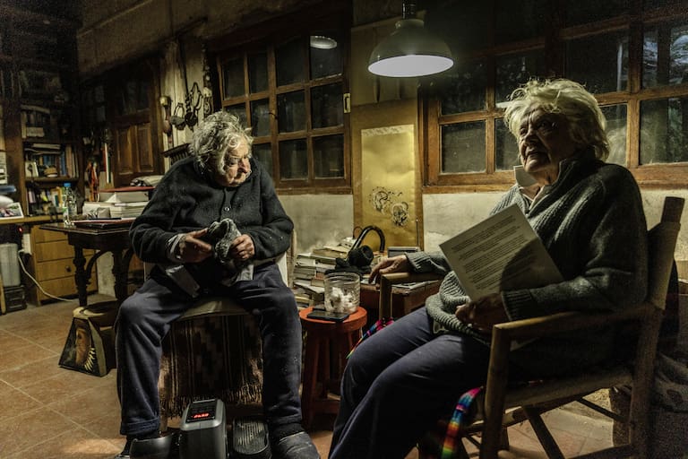 José Mujica, a la izquierda, y Lucía Topolansky sentados en su casa en las afueras de Montevideo, Uruguay, el 14 de agosto de 2024.