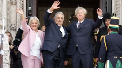 José Mujica durante su presidencia, saluda junto a su esposa, la en ese momento presidenta de la Asamblea Legislativa Lucía Topolansky, y el vicepresidente electo Danilo Astori