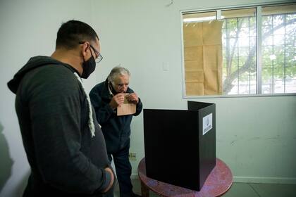 José Mujica emite su voto