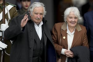 La esposa de Mujica reveló detalles sobre cómo se enteraron del tumor y el tratamiento que recibirá