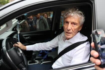 José Néstor Pekerman, muy emocionado al llegar al predio de Ezeiza para despedir a Menotti