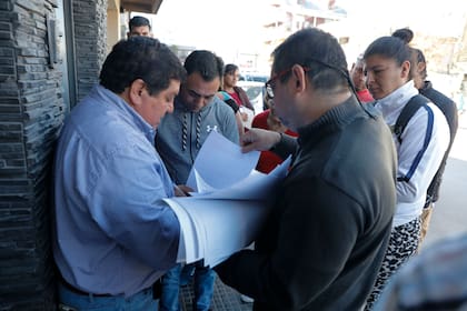 José Orellana, intendente de Famaillá, firma documentación del municipio en la puerta de su casa
