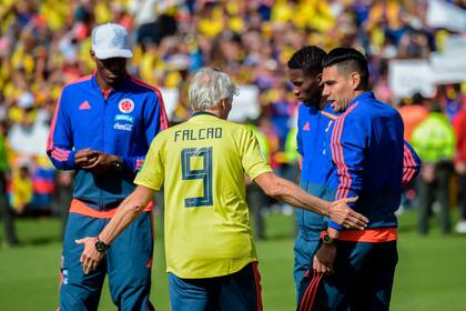 José Pekerman, con la camiseta de Radamel Falcao, con quien habla en El Campín