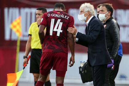 Jose Pekerman DT de Venezuela, le da instrucciones a Oscar González en el partido frente a Bolivia