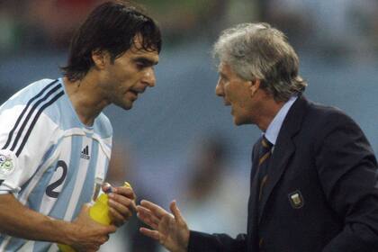 Jose Pekerman le habla a Roberto Ayala durante un partido del Mundial Alemania 2006