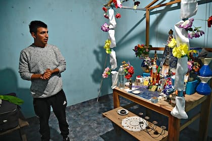 José Peña, uno de los hermanos de Loan, en su casa junto al santuario en el que la familia reza por la aparición del pequeño de cinco años