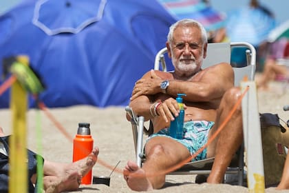 José "Pepe" Albistur y Victoria Tolosa Paz disfrutan del sol en el sector de playa del balneario Hemingway Cariló.