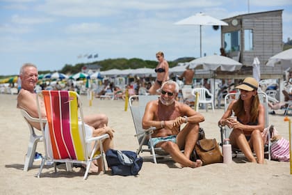 José "Pepe" Albistur y Victoria Tolosa Paz en el sector de playa del balneario Hemingway Cariló. Con ellos está Mario Oporto, ex subsecretario de Relaciones Internacionales bonaerense, ex diputado nacional y ex ministro de Educación de la provincia.