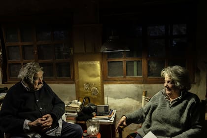 José "Pepe" Mujica, en su casa junto a su mujer, Lucía Topolansky