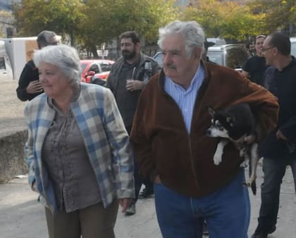 José "Pepe" Mujica y su mujer, Lucía Topolanksy, junto a su perra Manuela