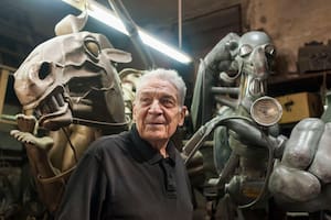 El histórico “domador de metales” que hace 50 años esculpe en defensa de la cultura nacional